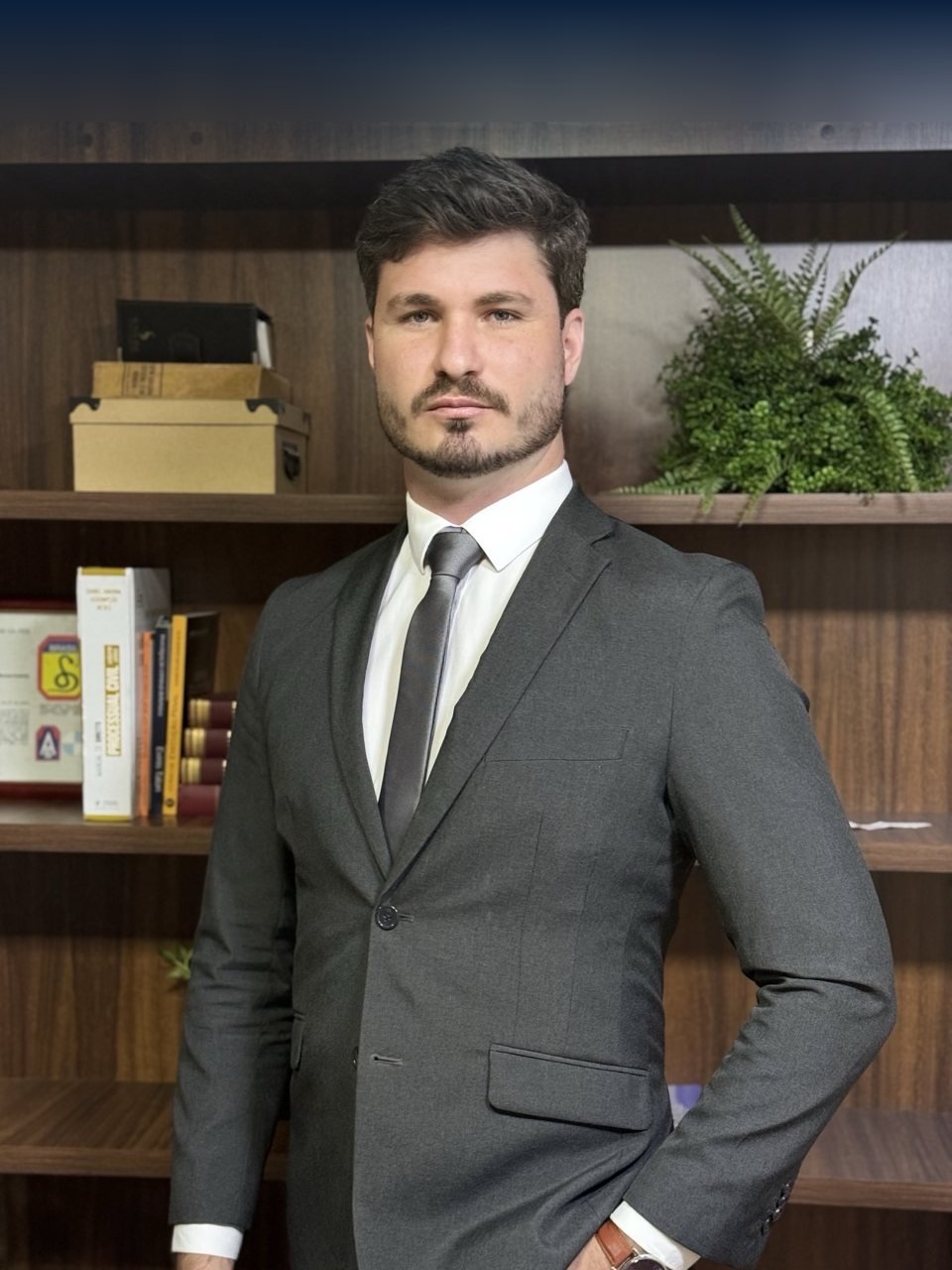 João Antônio Valois Tavares Ciufa, advogado, em frente a uma estante de livros